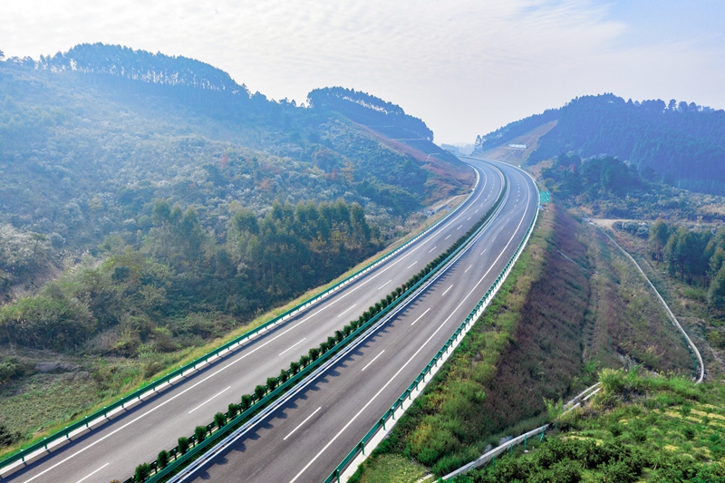 6.高速公路與群山相連，植被覆蓋率高，與原生態(tài)環(huán)境恢復(fù)有機(jī)結(jié)合.jpg