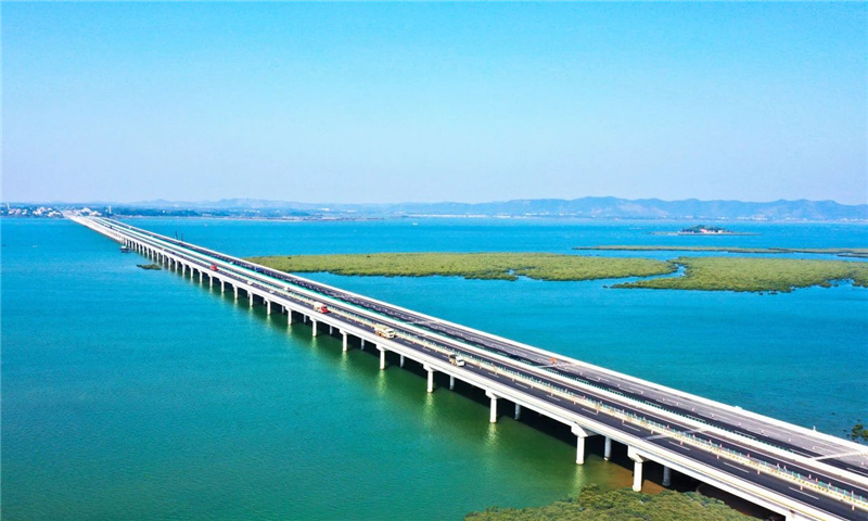 蘭州至?？诟咚俟窂V西欽州至北海段改擴建工程鐵山港跨海特大橋.jpg